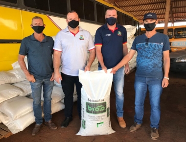 Sementes de aveia são entregues a produtores rurais de Mercedes